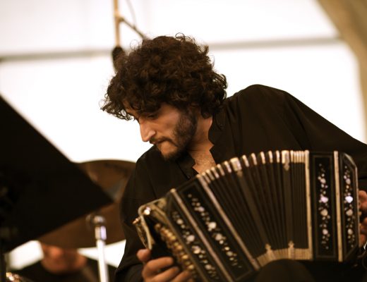 Músico de frente tocando el bandoneón