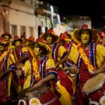 cuerda de tambores de una comprarsa de candombe en las llamadas