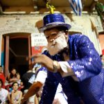 gramillero desfilando en una comparsa de candombe en las llamadas