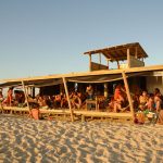 Bar en la playa de Cabo Polonio en la costa oceánica de Rocha