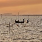 Pescando en la Laguna de Rocha en la costa oceánica de Rocha