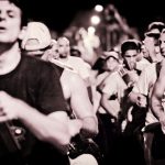 cuerda de tambores tocando tambores en la calle