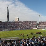 Vista de la tribuna olímpica y amsterdam del estadio centenario centenario llenas de hinchas fútbol uruguayo