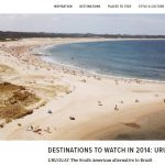 Captura de pantalla de un artículo del portal Condé Nast Traveller, con el título "Destinations to wath en 2014: Uruguay": en la imagen aparece una foto aérea de la playa con miles de personas sobre la arena