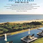 Tapa del especial sobre la costa uruguaya de la revista Traveller, titulado "Roadtrip por Uruguay": aparece una foto del mar, arena, vegetación y unas mesas con sombrillas blancas.