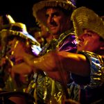 cuerda de tambores desfillando en la llamdas de candombe