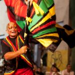 porta estandarte llevando la bandera en una comparsa de candombe