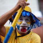 porta estandarte llevando la bandera en una comparsa de candombe