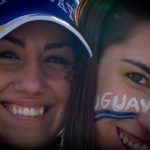 Hinchas uruguayas con la cara pintada fútbol uruguayo