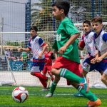 niños jugando un partido de fútbol infantil fútbol uruguayo