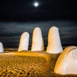 Monumento a "los dedos" (que salen de la arena) en la playa de Punta del Este