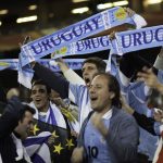 hinchas de Uruguay celebrando un gol fútbol uruguayo