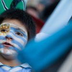 niño con la cara pintada en el estadio centenario fútbol uruguayo