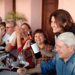 Visitantes compartiendo un almuerzo con vino en Bodega Cerro Chapeu Rivera Ágatas y amatistas safari minero artigas campo uruguayo