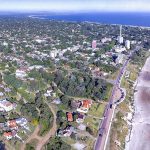 Vista aérea de parte de la urbanización de Atlántida, la playa y el Río de la Plata