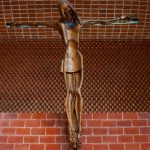 Imagen en madera de Cristo crucificado en el interior de la Iglesia