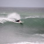 Imagen lejana de Juancho Posadas barrenando una ola grande