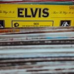 Discos de vinilo en una disquería. Se observa, en particular, uno de Elvis Presley