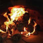 Fuego dentro de un horno de barro
