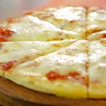 pizzeta con muzzarella redonda, cortada en ocho porciones triangulares